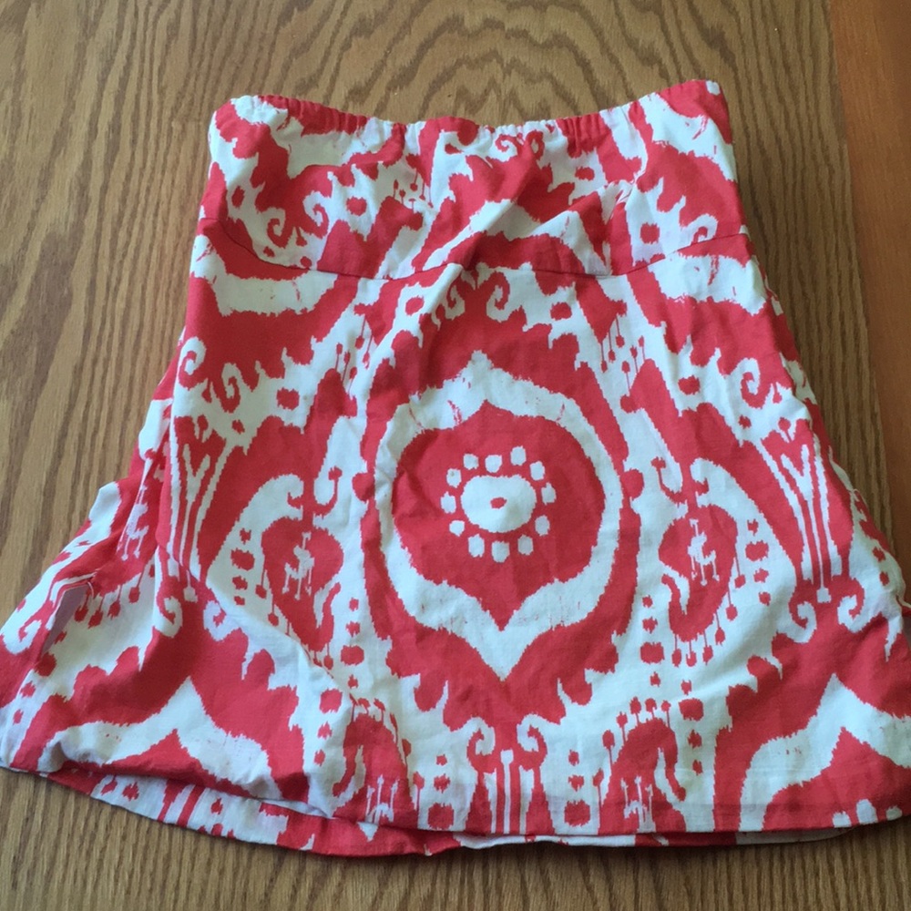 Strapless lightly lined summer top.